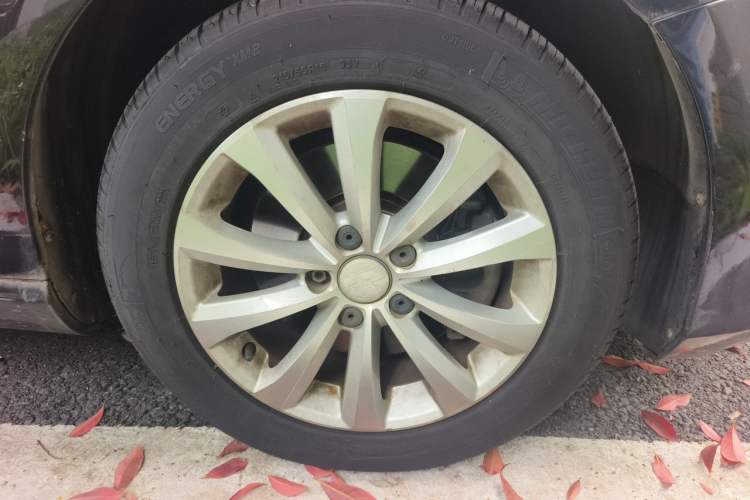 Used Volkswagen Magotan 2012 Revised 1.8TSI Luxury Version Right Front Wheel Hub