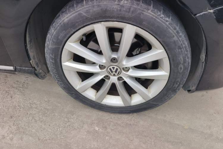 Used Volkswagen Magotan 2012 Facelift 1.8TSI Prestige Model Right Front Wheel Hub