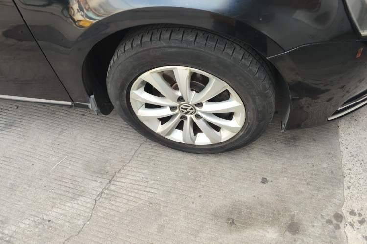 Used Volkswagen Magotan 2012 Revised 1.8TSI Luxury Version Right Front Wheel Hub