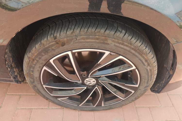 Used Volkswagen Magotan 2012 Revised 1.8TSI Luxury Version Right Front Wheel Hub