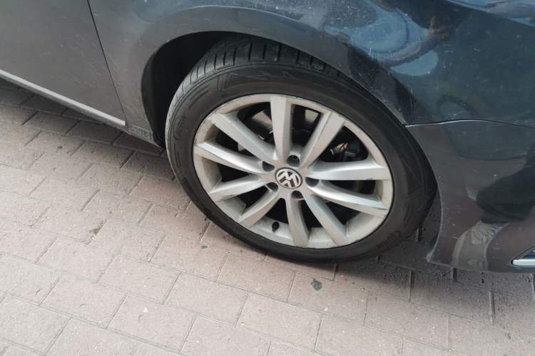 Used Volkswagen Magotan 2012 Revised Version 2.0 TSI Luxury Edition Right Front Wheel Hub