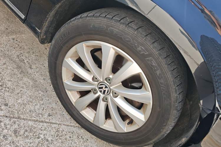 Used Volkswagen Magotan 2012 Revised 1.8TSI Luxury Version Right Front Wheel Hub