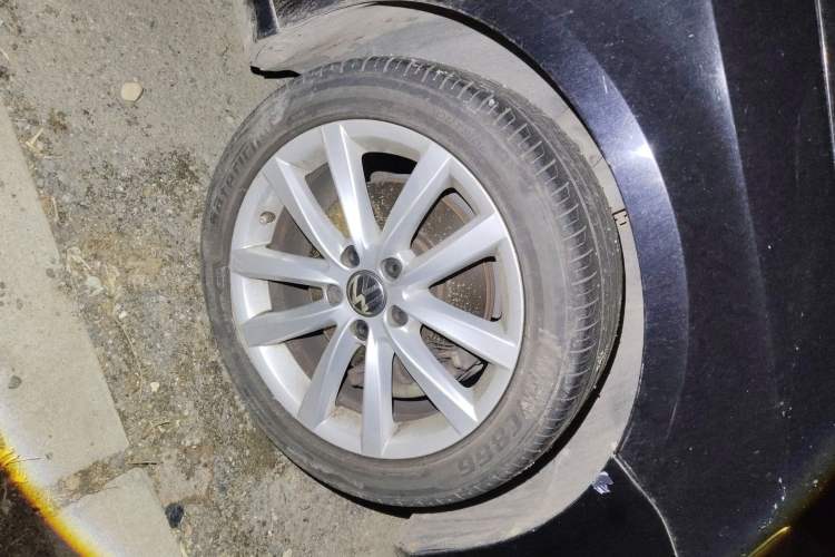 Used Volkswagen Magotan 2012 Facelift 2.0 TSI Prestige Model Right Front Wheel Hub