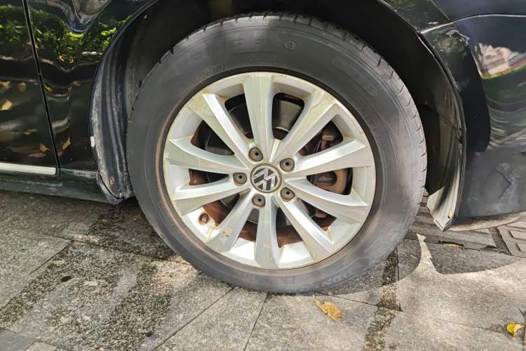 Used Volkswagen Magotan 2012 Revised 1.8TSI Luxury Version Right Front Wheel Hub