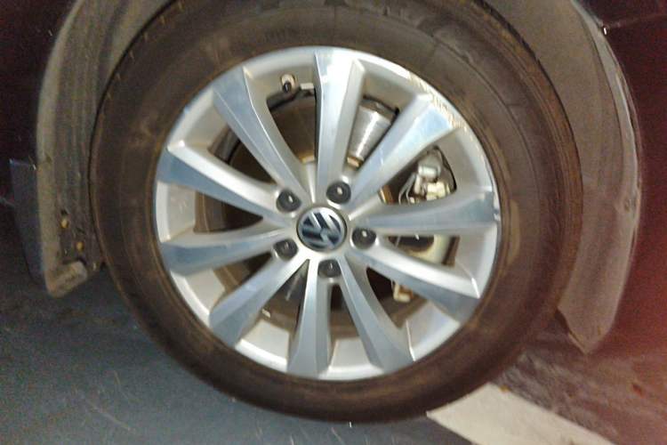 Used Volkswagen Magotan 2012 Revised Version 1.8TSI Leading Edition Right Front Wheel Hub