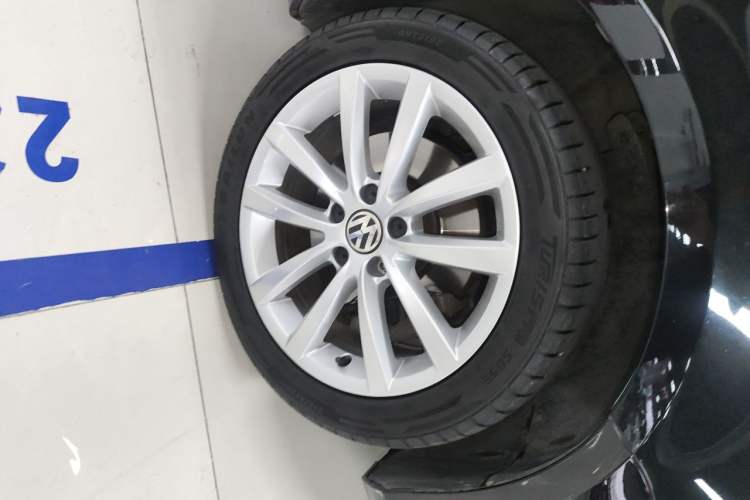Used Volkswagen Magotan 2012 Travel Edition 2.0 TSI Comfort Version Right Front Wheel Hub
