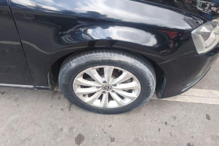 Used Volkswagen Magotan 2012 Revised 1.8TSI Luxury Version Right Front Wheel Hub