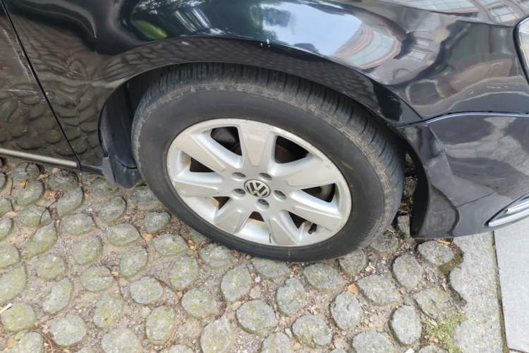 Used Volkswagen Magotan 2012 Revised 1.8TSI Luxury Version Right Front Wheel Hub
