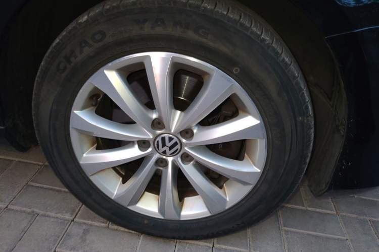 Used Volkswagen Magotan 2012 Revised 1.8TSI Luxury Version Right Front Wheel Hub