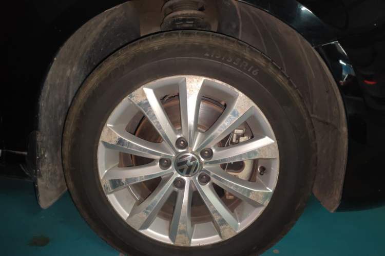 Used Volkswagen Magotan 2012 Revised 1.8TSI Luxury Version Right Front Wheel Hub
