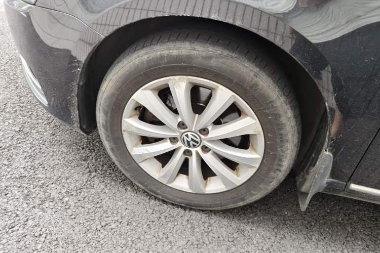 Used Volkswagen Magotan 2012 Revised Version 1.8TSI Leading Edition Right Front Wheel Hub
