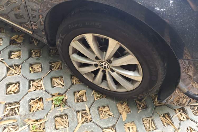 Used Volkswagen Magotan 2012 Revised Version 1.8TSI Leading Edition Right Front Wheel Hub