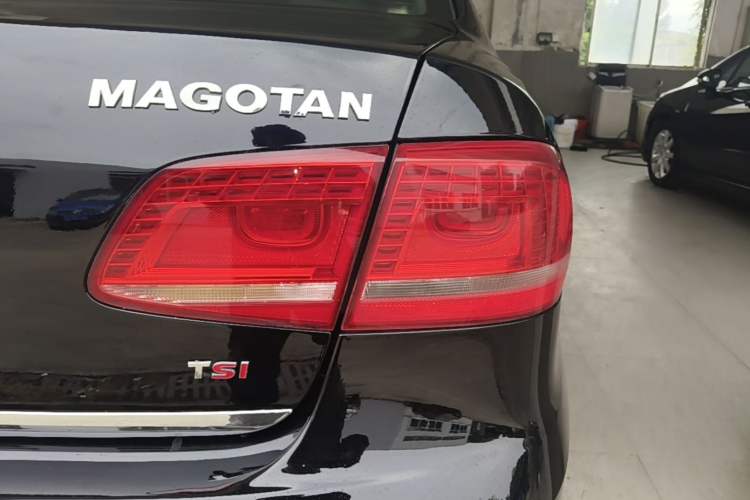 Used Volkswagen Magotan 2012 Revised Version 1.8TSI Leading Edition Right Rear Taillight