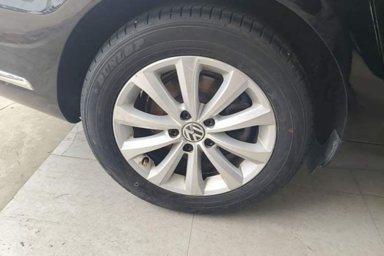 Used Volkswagen Magotan 2012 Revised Version 1.8TSI Leading Edition Right Rear Wheel Hub