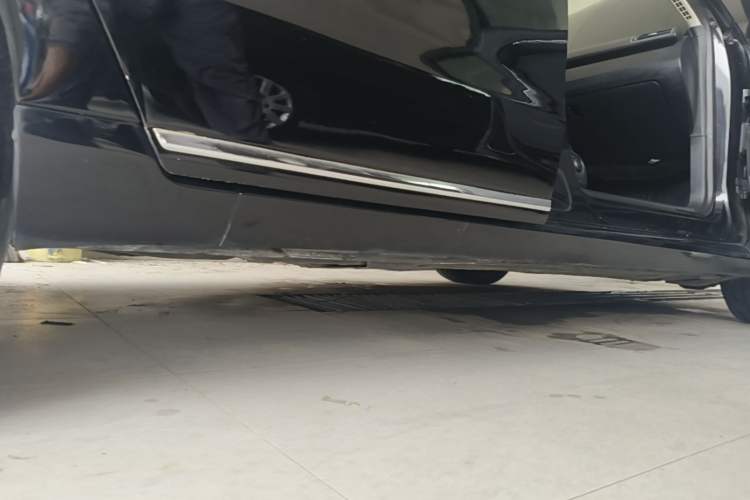 Used Volkswagen Magotan 2012 Revised Version 1.8TSI Leading Edition Right Side Sill
