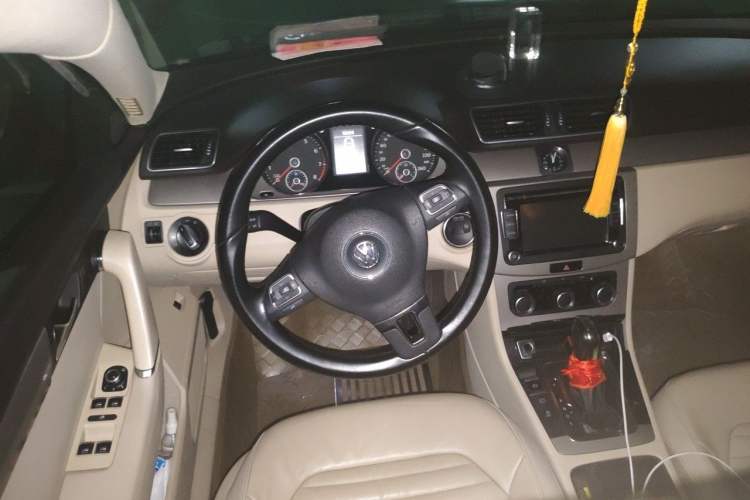 Used Volkswagen Magotan 2012 Revised Version 1.8TSI Leading Edition Steering Wheel