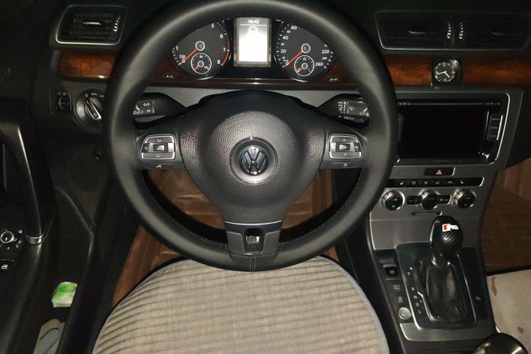 Used Volkswagen Magotan 2012 Travel Edition 2.0 TSI Comfort Version Steering Wheel