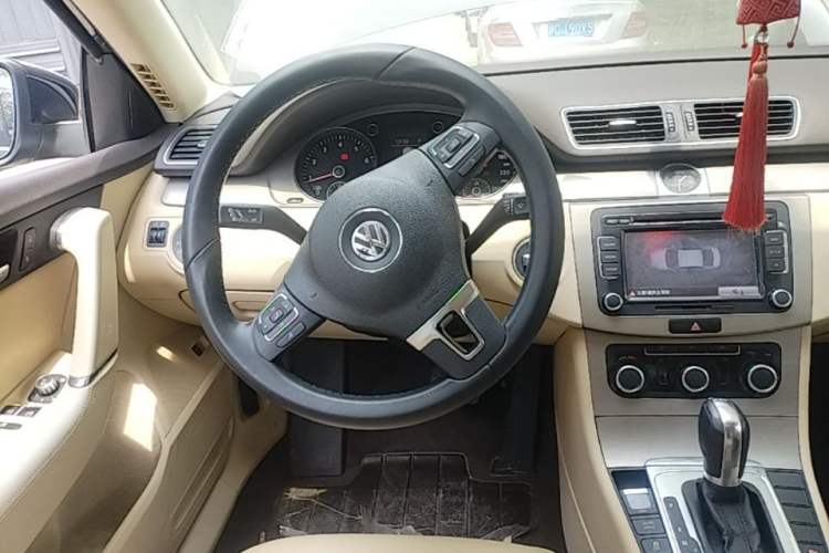 Used Volkswagen Magotan 2012 Revised Version 1.8TSI Leading Edition Steering Wheel