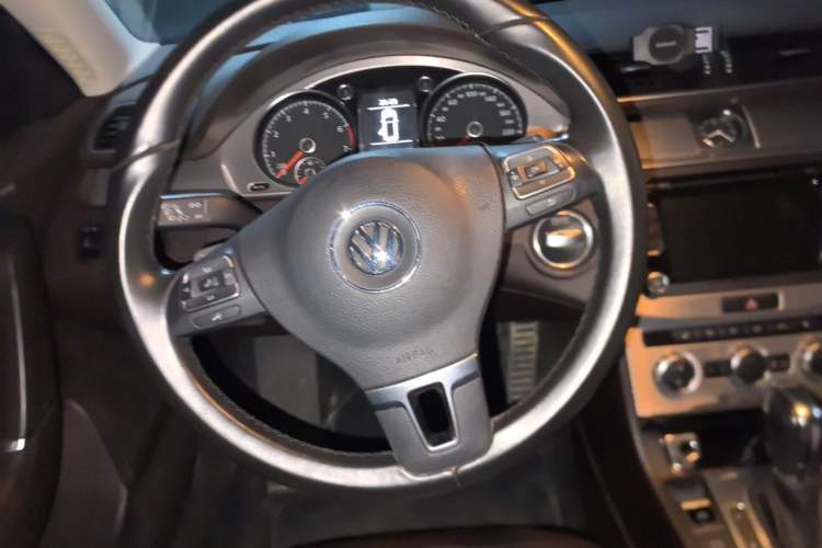 Used Volkswagen Magotan 2012 Travel Edition 2.0 TSI 4x4 Comfort Version Steering Wheel