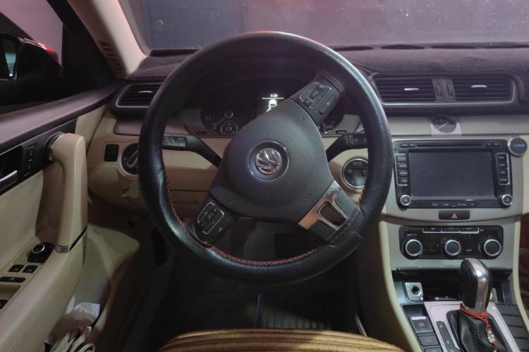 Used Volkswagen Magotan 2012 Revised Version 1.8TSI Leading Edition Steering Wheel