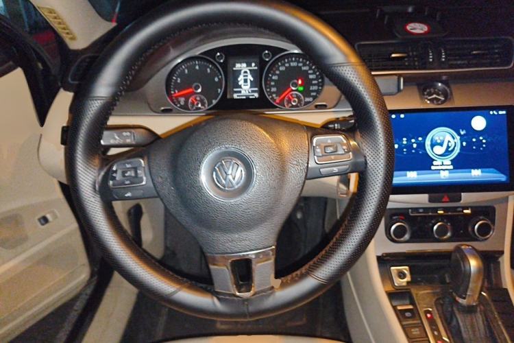 Used Volkswagen Magotan 2012 Revised Version 1.8TSI Leading Edition Steering Wheel