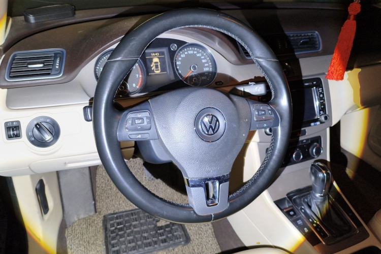 Used Volkswagen Magotan 2012 Revised Version 1.8TSI Leading Edition Steering Wheel