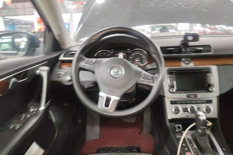 Used Volkswagen Magotan 2012 Travel Edition 2.0 TSI Comfort Version Steering Wheel
