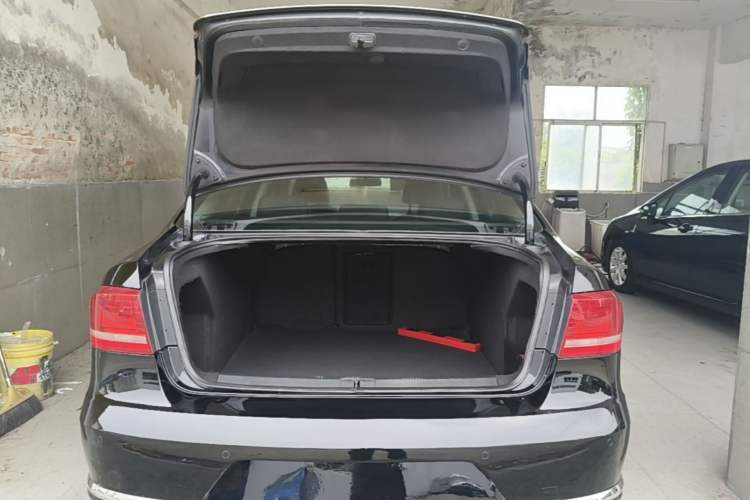 Used Volkswagen Magotan 2012 Revised Version 1.8TSI Leading Edition Trunk