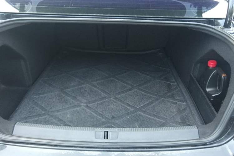 Used Volkswagen Magotan 2012 Facelift 2.0 TSI Prestige Model Trunk