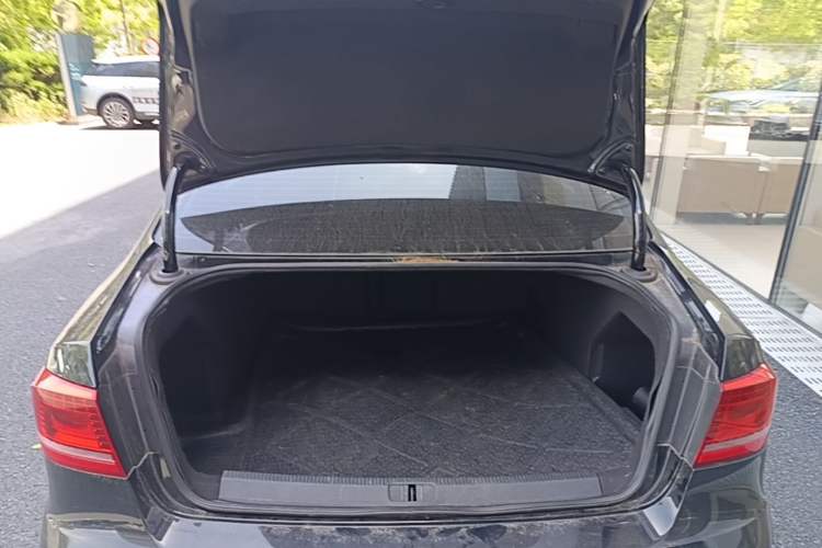 Used Volkswagen Magotan 2012 Facelift 2.0 TSI Prestige Model Trunk