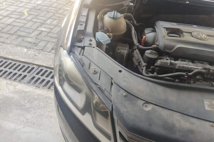 Used Volkswagen Magotan 2012 1.8TSI Luxury Model Engine Bay Right