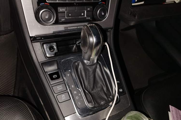 Used Volkswagen Magotan 2012 Travel Edition 2.0 TSI Luxury Version Gear Lever