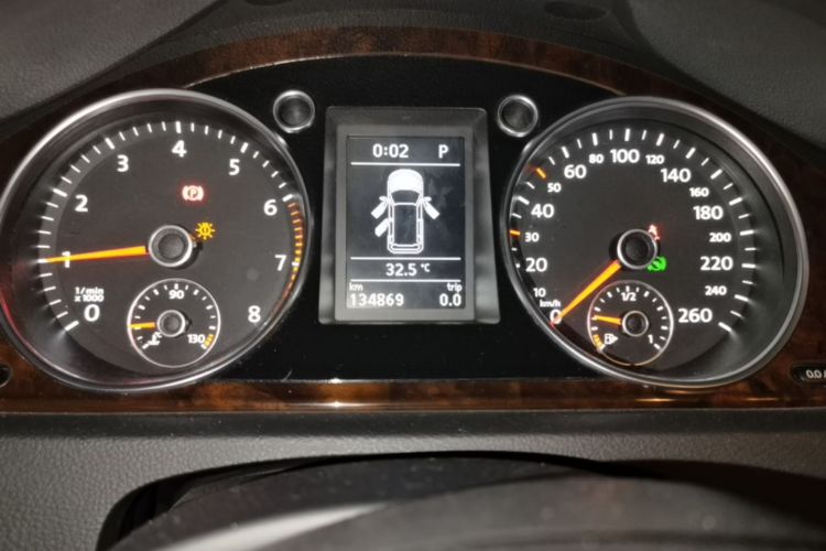 Used Volkswagen Magotan 2012 Travel Edition 2.0 TSI Luxury Version Odometer Close Up