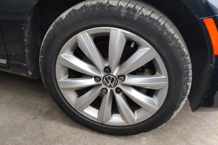 Used Volkswagen Magotan 2012 Travel Edition 2.0 TSI Comfort Version Right Front Wheel Hub
