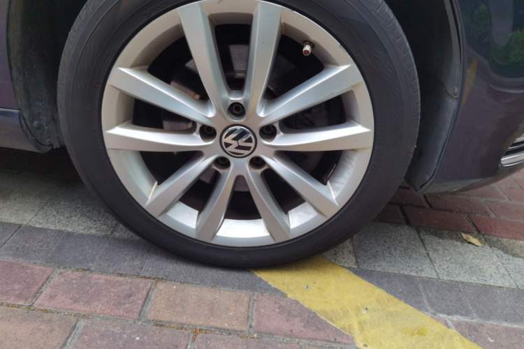 Used Volkswagen Magotan 2012 Travel Edition 2.0 TSI Comfort Version Right Front Wheel Hub