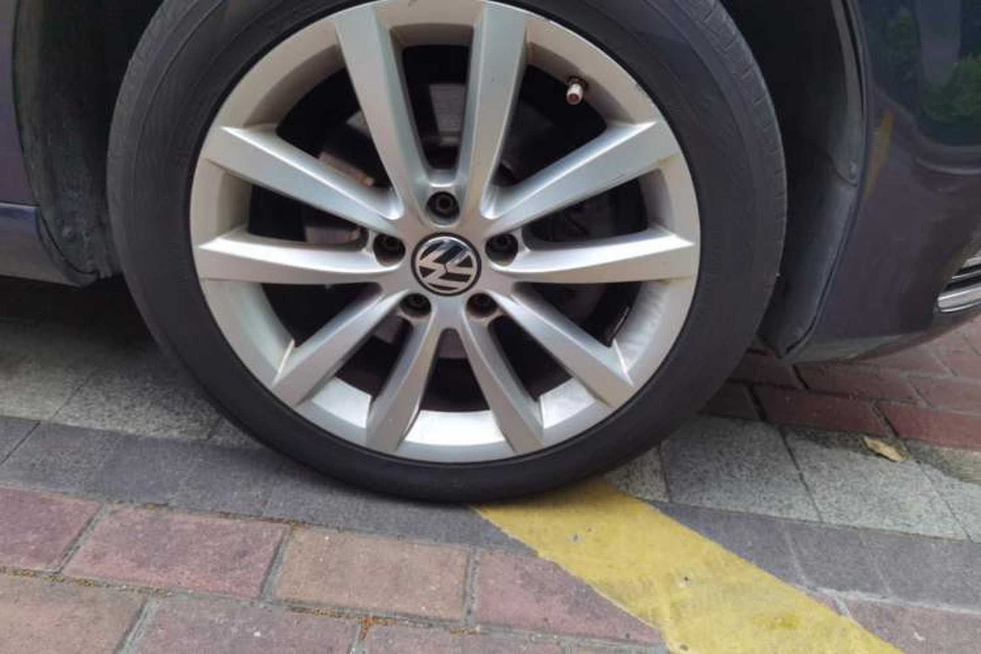 Used Volkswagen Magotan 2012 Travel Edition 2.0 TSI Comfort Version Right Front Wheel Hub