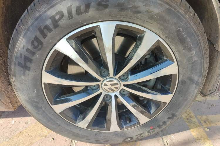 Used Volkswagen Magotan 2012 Revised 1.8TSI Luxury Version Right Front Wheel Hub