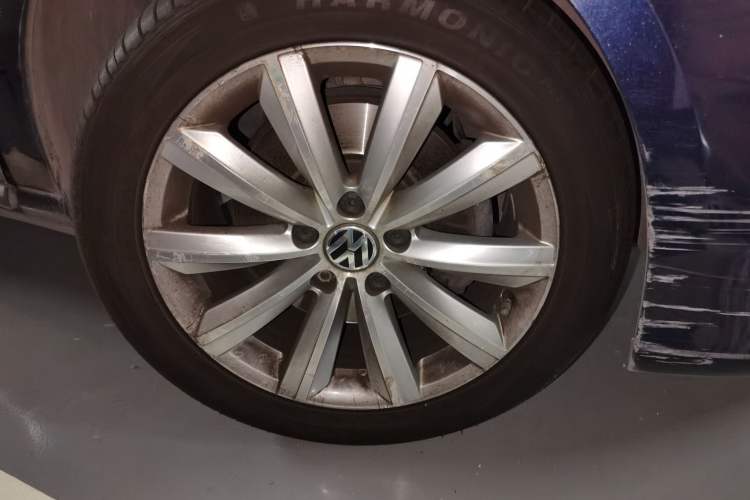 Used Volkswagen Magotan 2012 Travel Edition 2.0 TSI Luxury Version Right Front Wheel Hub