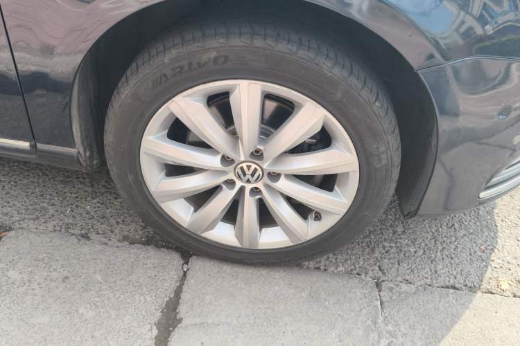 Used Volkswagen Magotan 2012 Travel Edition 2.0 TSI Luxury Version Right Front Wheel Hub