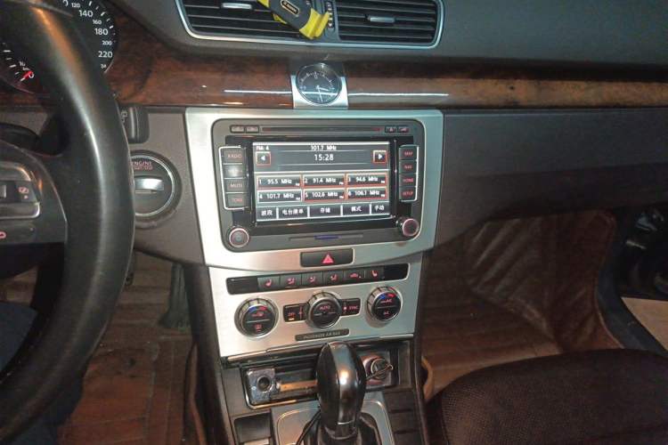 Used Volkswagen Magotan 2012 Travel Edition 2.0 TSI Luxury Version Audio And AC Panel
