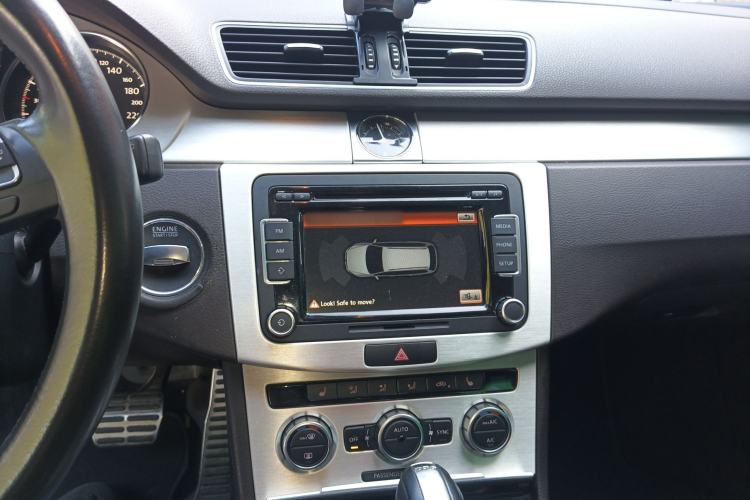 Used Volkswagen Magotan 2012 Travel Edition 2.0 TSI 4x4 Comfort Version Audio And AC Panel