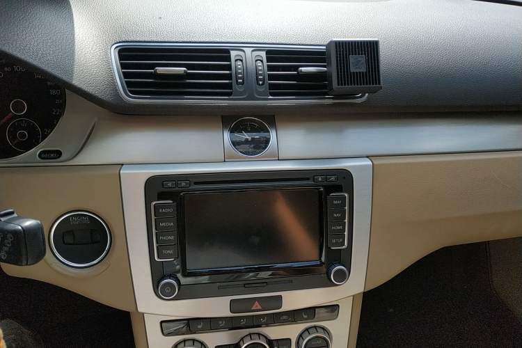 Used Volkswagen Magotan 2012 Travel Edition 2.0 TSI Four-Wheel Drive Luxury Version Audio And AC Panel