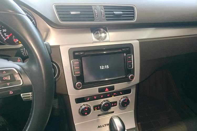 Used Volkswagen Magotan 2012 Travel Edition 2.0 TSI 4x4 Comfort Version Audio And AC Panel