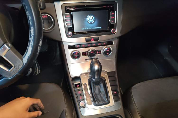 Used Volkswagen Magotan 2012 Travel Edition 2.0 TSI Comfort Version Audio And AC Panel