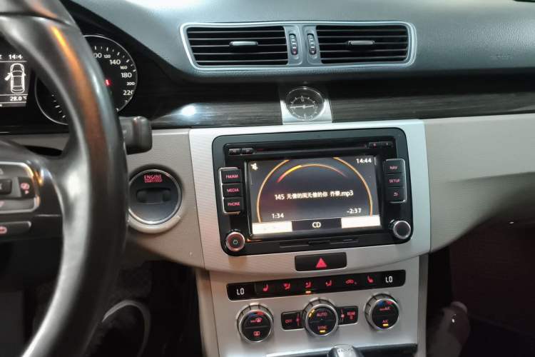 Used Volkswagen Magotan 2012 Revised Version 2.0 TSI Supreme Edition Audio And AC Panel