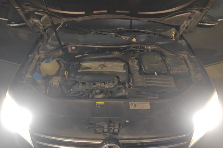 Used Volkswagen Magotan 2012 Travel Edition 2.0 TSI Comfort Version Engine Bay