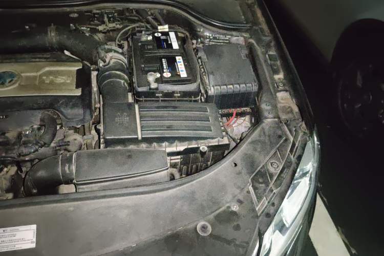 Used Volkswagen Magotan 2012 Revised Version 2.0 TSI Supreme Edition Engine Bay Left