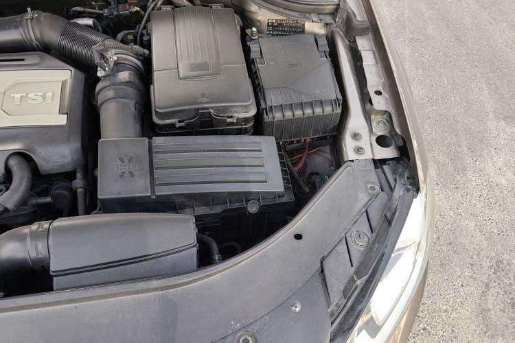 Used Volkswagen Magotan 2012 Facelift 1.8TSI Prestige Model Engine Bay Left