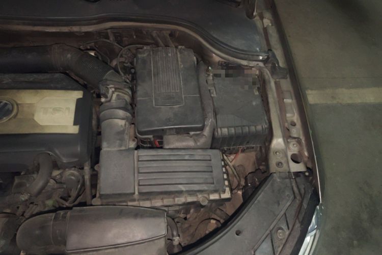 Used Volkswagen Magotan 2012 1.8TSI Prestige Model Engine Bay Left