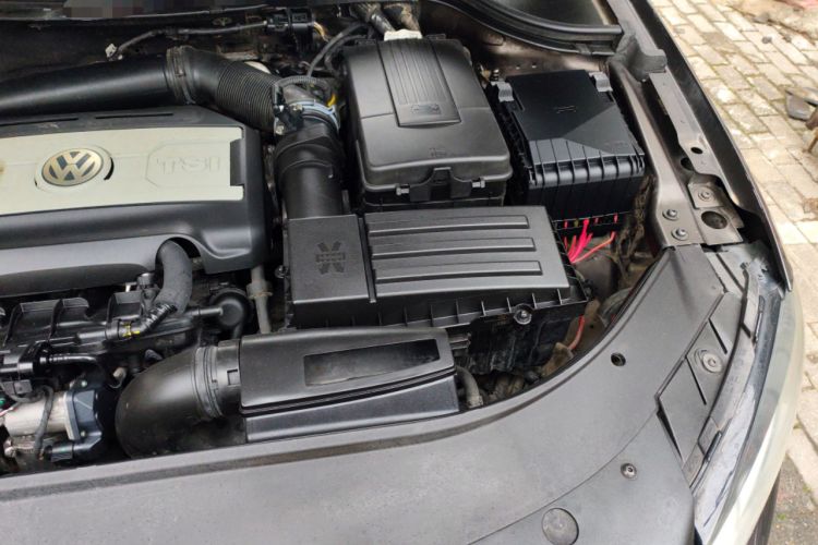 Used Volkswagen Magotan 2012 Travel Edition 2.0 TSI Comfort Version Engine Bay Left
